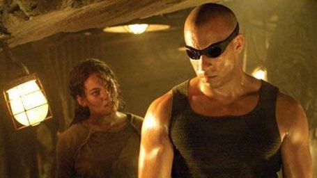 "Riddick 3: Dead Man Stalking": Neues Foto zeigt kampfbereiten Vin Diesel und Karl Urban in brenzliger Lage