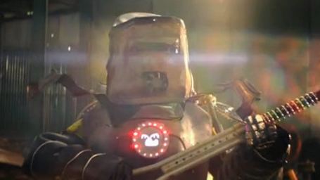 "Kill Buljo 2": Erster Trailer zur skurrilen Komödie mit "Iron Man"-Imitat aus Schrott