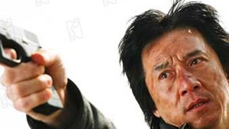 bild aus der news Von Ketten umhüllte Augen: Erstes Poster zu Jackie Chans Actioner "Police Story 2013"