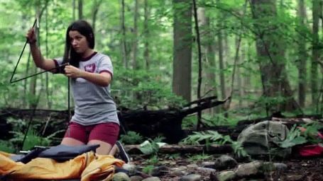 Allein im Wald: Packender Trailer zum Suspense-Thriller "Solo" mit Annie Clark