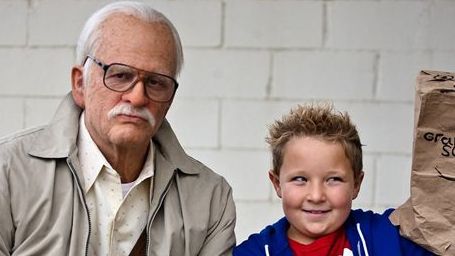 bild aus der news Johnny Knoxville überfährt einen Riesen-Pinguin im exklusiven Video zu "Jackass presents: Bad Grandpa" 