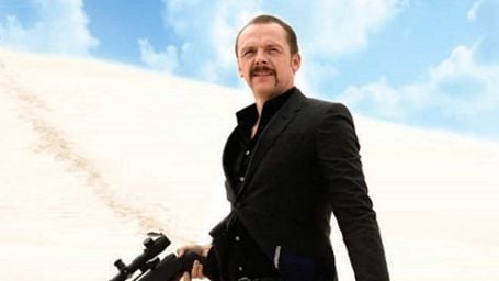 Simon Pegg mit Schnurrbart und Knarre auf erstem Szenenbild zu "Kill Me Three Times"