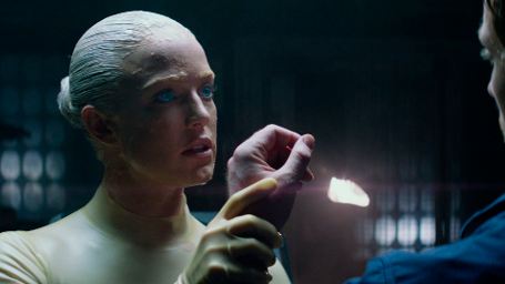 Im ersten spannenden Trailer zum Sci-Fi-Thriller "The Machine" heißt es: Mensch gegen Maschine
