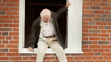 bild aus der news Exklusive Poster-Premiere zur Bestseller-Verfilmung "Der Hundertjährige, der aus dem Fenster stieg und verschwand"