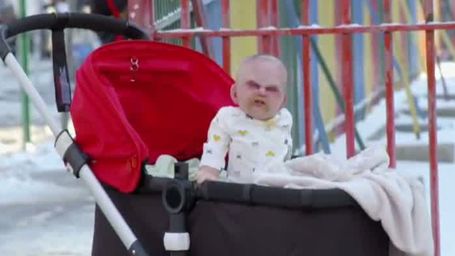 bild aus der news Unbedingt ansehen! Ein teuflisches Baby erschreckt Touristen im viralen Video zu "Devil's Due - Teufelsbrut"