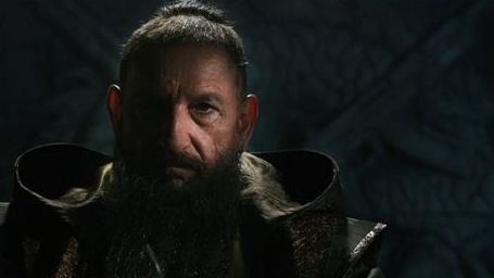 bild aus der news Ansehen! Eröffnungs-Szene aus "Marvel One-Shot: All Hail the King" mit "Mandarin" Ben Kingsley