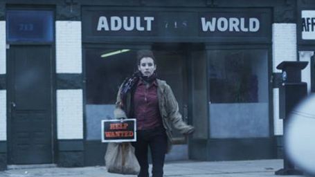 Emma Roberts arbeitet im Erotikbuchladen im ersten Trailer zu "Adult World"