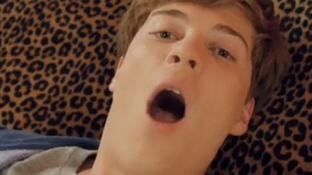 bild aus der news Traum oder Horror? Permanent feuchte Träume durch Zeitschleife im ersten Trailer zur Komödie "Premature"