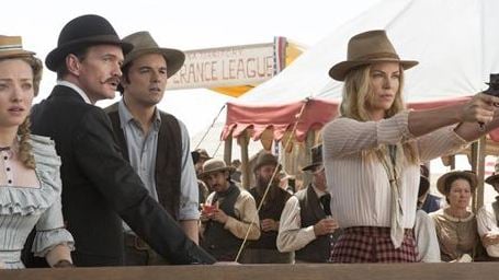 Exklusiv: Amanda Seyfried ist ein "geldgeiles Luder" und Liam Neeson ist "mächtig bestückt" auf den deutschen Postern zu "A Million Ways To Die In The West"