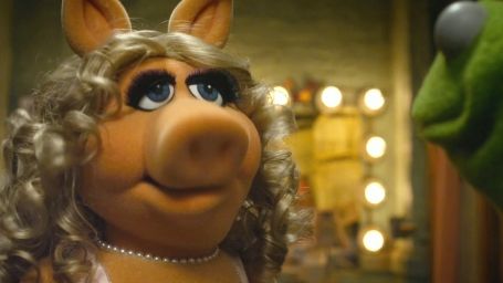 bild aus der news "Die Muppets 2: Muppets Most Wanted": Mode-Ikone Vivienne Westwood kreiert Miss Piggys Hochzeitskleid