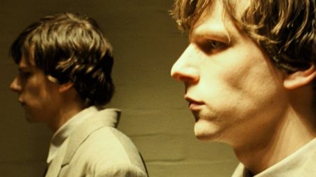 bild aus der news "He stole my face!" - Neuer Trailer zur surrealen Thriller-Tragikomödie "The Double" mit Jesse Eisenberg