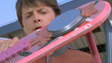 bild aus der news "Zurück in die Zukunft" wird real: Christopher Lloyd und Skateboard-Legende Tony Hawk präsentierten das Hoverboard
