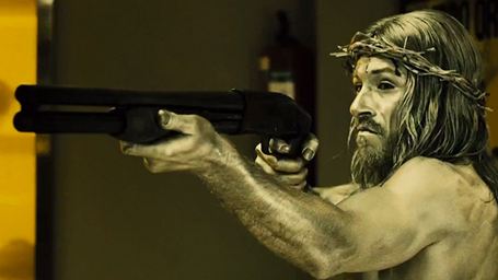 Ein grüner Soldat und ein silberner Jesus auf der Flucht: Erster deutscher Trailer zur Horror-Komödie "Witching & Bitching"
