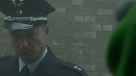 bild aus der news Kermit im Kittchen: Til Schweiger nimmt den berühmten Frosch im neuen Video zu "Die Muppets 2: Muppets Most Wanted" fest