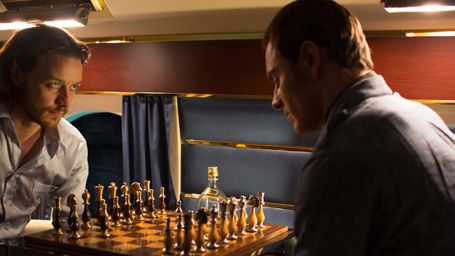 bild aus der news "X-Men: Zukunft ist Vergangenheit": Michael "Magneto" Fassbender droht im neuen Video mit Flugzeugabsturz