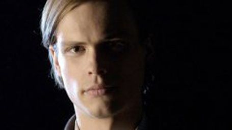 bild aus der news Matthew Gray Gubler und Kat Dennings gehen im ersten Trailer zur Horror-Komödie "Suburban Gothic" auf Geisterjagd