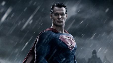Auf neuen Set-Bildern zu "Batman v Superman: Dawn Of Justice" sieht man Henry Cavill als Clark Kent