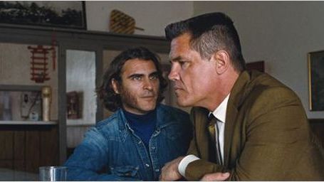 bild aus der news Joaquin Phoenix auf neuem Bild aus "Inherent Vice" und Regisseur Paul Thomas Anderson spricht über das vom Buch abweichende Ende