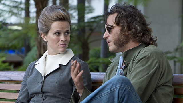 bild aus der news "Inherent Vice - Natürliche Mängel": Joaquin Phoenix auf coolem Neon-Cover zur Buch-Vorlage des Retro-Krimis