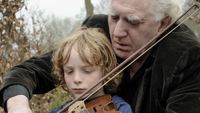 Ein kleiner Junge tauscht im ersten deutschen Trailer zu "Finn und die Magie der Musik" den Fußball gegen die Geige ein