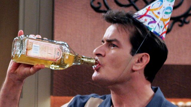 bild aus der news Er ist wieder da! 5 Wege, wie Charlie Harper zu "Two And A Half Men" zurückkehren könnte!