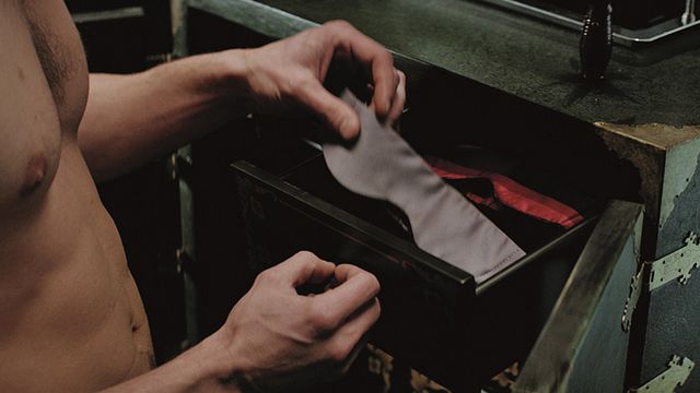 bild aus der news Drei Frauen stürzen sich bei Filmvorführung von "Fifty Shades of Grey" auf Fremden