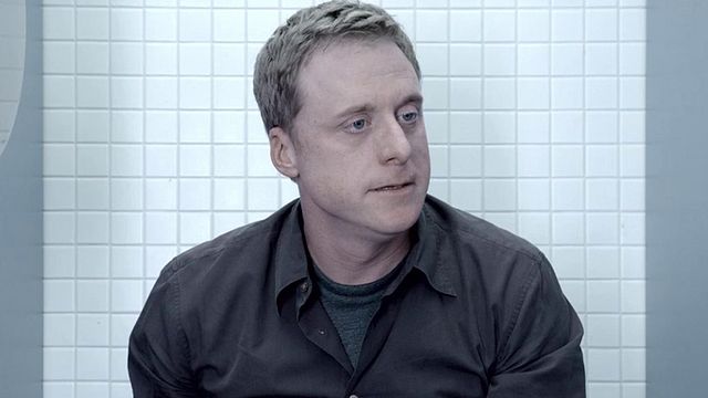 bild aus der news Im ersten Teaser zu "Con Man" verfolgt Alan Tudyk der Ruhm seiner Kultserie bis hinter die Toilettentür