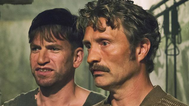 bild aus der news Exklusiv: Das Poster zu "Men & Chicken", der neuen schwarzen dänischen Komödie mit Mads Mikkelsen