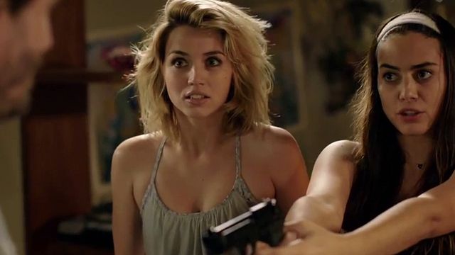 bild aus der news "Knock Knock": Im ersten Trailer zu Eli Roths Horror-Thriller wird Keanu Reeves von zwei sexy Psychopathinnen gefoltert