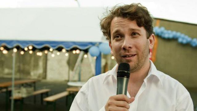 bild aus der news Christian Ulmen auf der Suche nach seiner musikalischen Jugend im ersten Trailer zu "Becks letzter Sommer"