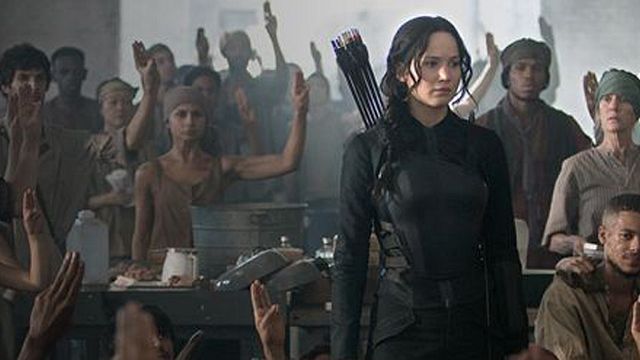 bild aus der news "Die Tribute von Panem – Mockingjay Teil 2": Riesige Drei-Finger-Gruß-Poster an Gebäuden weltweit