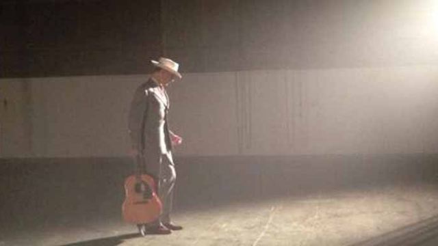 "I Saw The Light": Neues Foto zeigt Tom Hiddleston als Country-Sänger mit (Duett-)Partnerin Elizabeth Olsen
