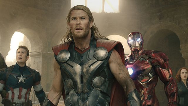 bild aus der news "Age Of Ultron"-Szene nachgestellt: So süß kämpfen sich die Mini-"Avengers" an Thors Hammer ab