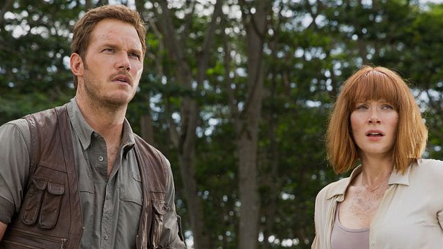 bild aus der news Deleted-Scene zu "Jurassic World": Chris Pratt und Bryce Dallas Howard reiben sich mit Dino-Kot ein