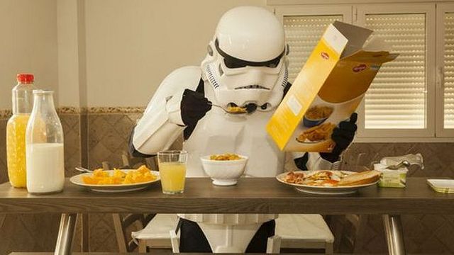 bild aus der news Foto-Projekt: Stormtrooper beim Einkaufen, Häkeln und Abwaschen