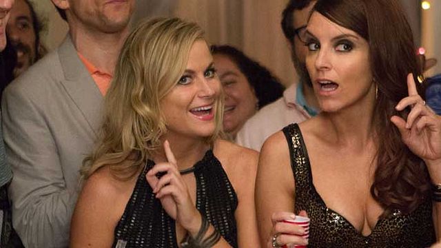 bild aus der news "Sisters": Amy Poehler und Tina Fey lassen es im neuen Trailer zur Komödie ordentlich krachen
