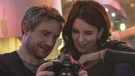 bild aus der news Tina Fey als Kriegsjournalistin im ersten Trailer zur schwarzen Komödie "Whiskey Tango Foxtrot"