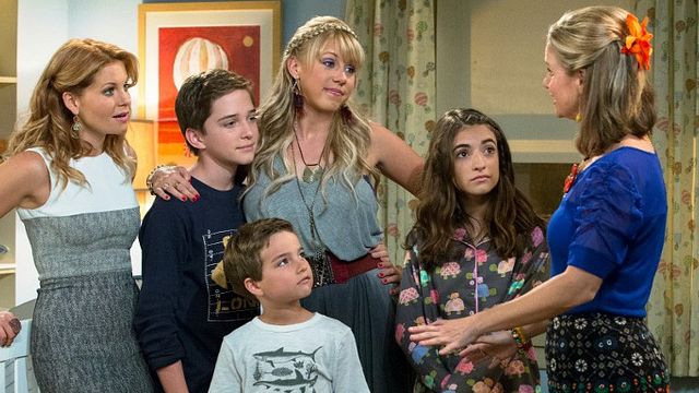 bild aus der news "Fuller House": Im neuen Teaser drängt sich die gesamte Familie Tanner im Wohnzimmer