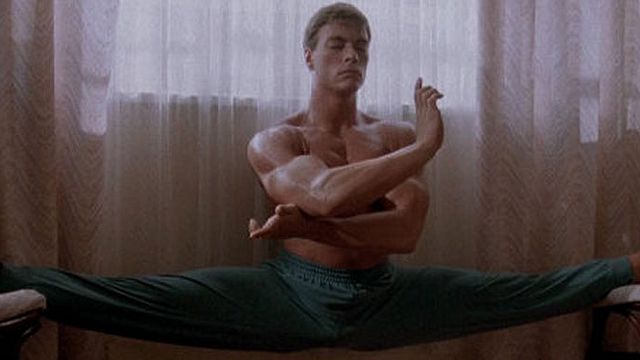 bild aus der news "Jean-Claude Van Johnson": Actionstar Jean-Claude Van Damme nimmt sich in eigener Serie von Ridley Scott selbst aufs Korn.