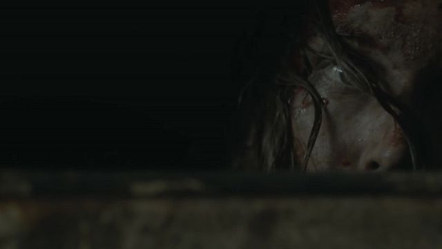 bild aus der news "Here Alone": Im ersten Teaser zum preisgekrönten Zombie-Thriller streift eine junge Frau in ständiger Gefahr durch die Wildnis