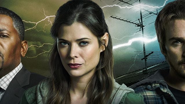 bild aus der news "Mad Men"-Star Peyton List im spannungsgeladenen Trailer zum Serien-Reboot des Zeitreise-Thrillers "Frequency"