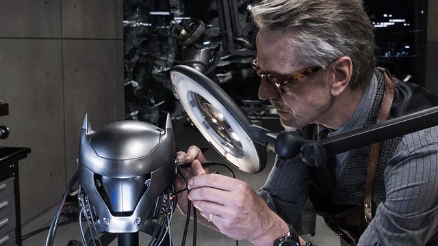 bild aus der news Jeremy Irons: "Batman V Superman" verdient die vielen schlechten Kritiken