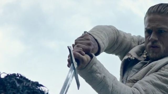 Charlie Hunnam im ersten Trailer zu Guy Ritchies super-stylishem Action-Abenteuer "King Arthur - Legend Of The Sword"