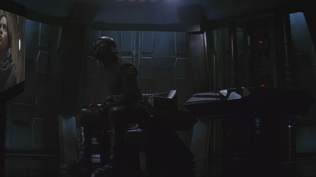 bild aus der news Nichts wird ihm im Weg stehen: Kylo Ren schaut den Trailer zu "Rogue One: A Star Wars Story"