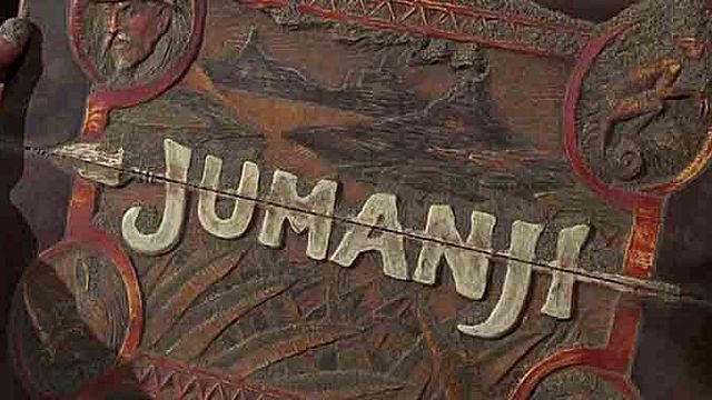 bild aus der news Heiße Szenen hinter den Kulissen: Dwayne Johnson spielt am "Jumanji"-Set mit riesigem Flammenwerfer