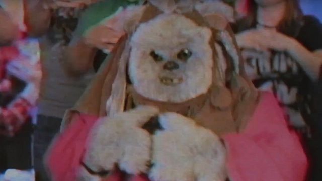 bild aus der news Weihnachtsstimmung für "Star Wars"-Fans: Schaut das neue "Holiday Special" mit vielen berühmten Gästen und Ewok-Tanz