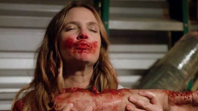 Erster langer Trailer zu "Santa Clarita Diet": Drew Barrymore hat ihre Mitmenschen zum Fressen gern