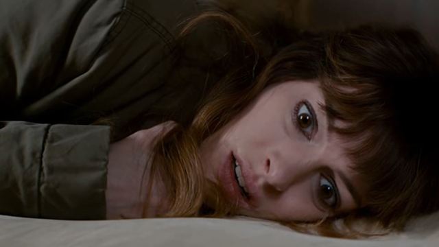 "Colossal": Anne Hathaway verspürt im ersten Teaser eine besondere Verbindung mit einem "Godzilla"-ähnlichen Monster