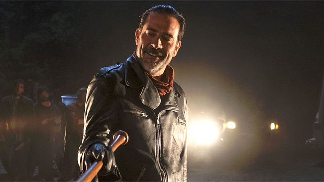 bild aus der news "The Walking Dead" mit schlagkräftigen Argumenten: Super-Bowl-Spot zu Staffel 7 erklärt Football-Saison für beendet