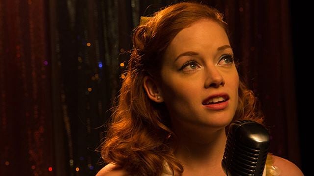 Als hätte David Lynch "La La Land" inszeniert: Erster deutscher Trailer zu "Bang Bang Baby" mit "Evil Dead"-Star Jane Levy